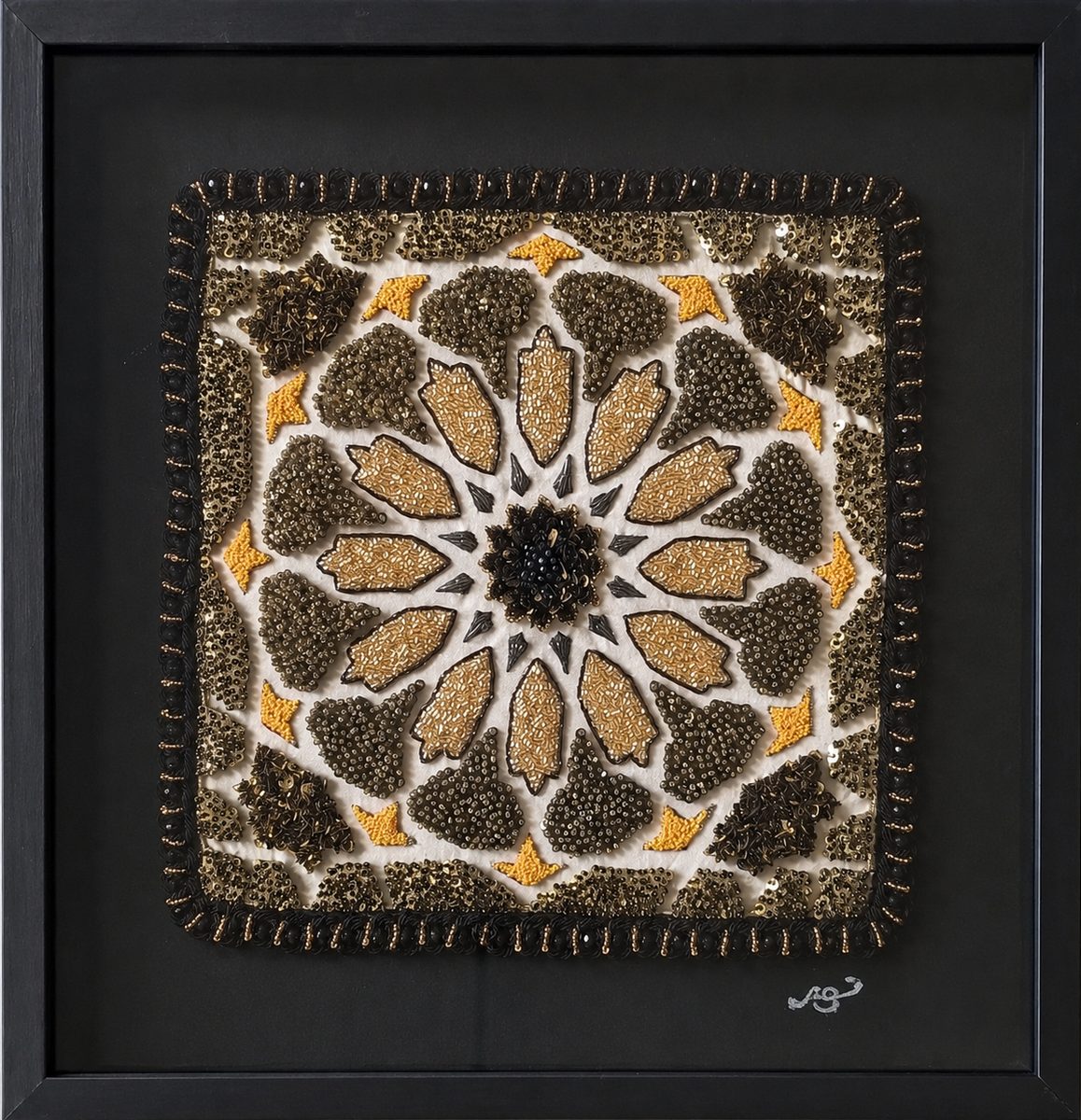 Éclat du zellige, broderie d'art contemporaine de Nour Capouilliet